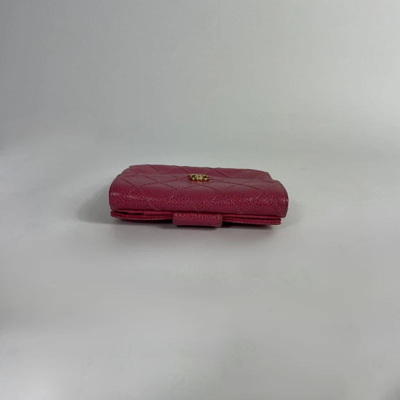 Chanel Gesteppte, kompakte Geldbörse mit Klappe von Caviar, Rosa
