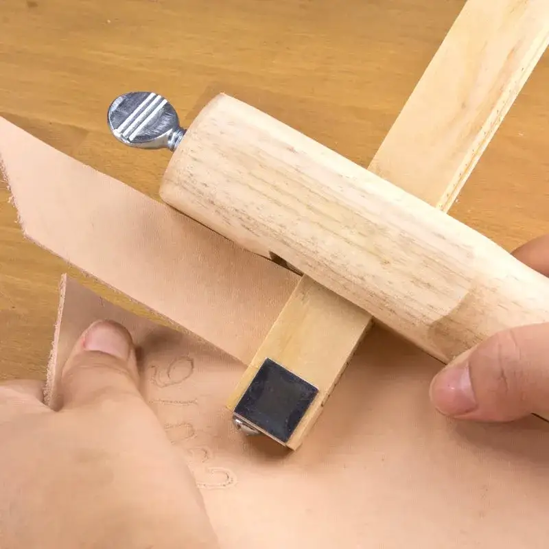 Ivan Leathercraft Riemenschneider aus Holz
