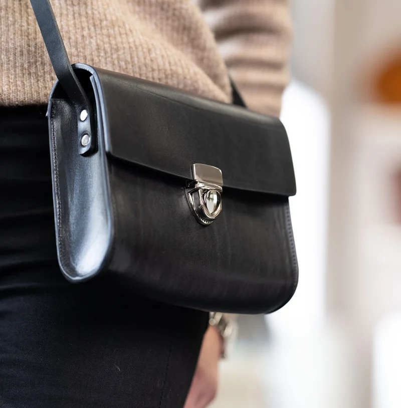 Brottasche „LOTTI“ in Schwarz - Handgemachte Damen Handtasche aus pflanzlich gegerbtem Leder