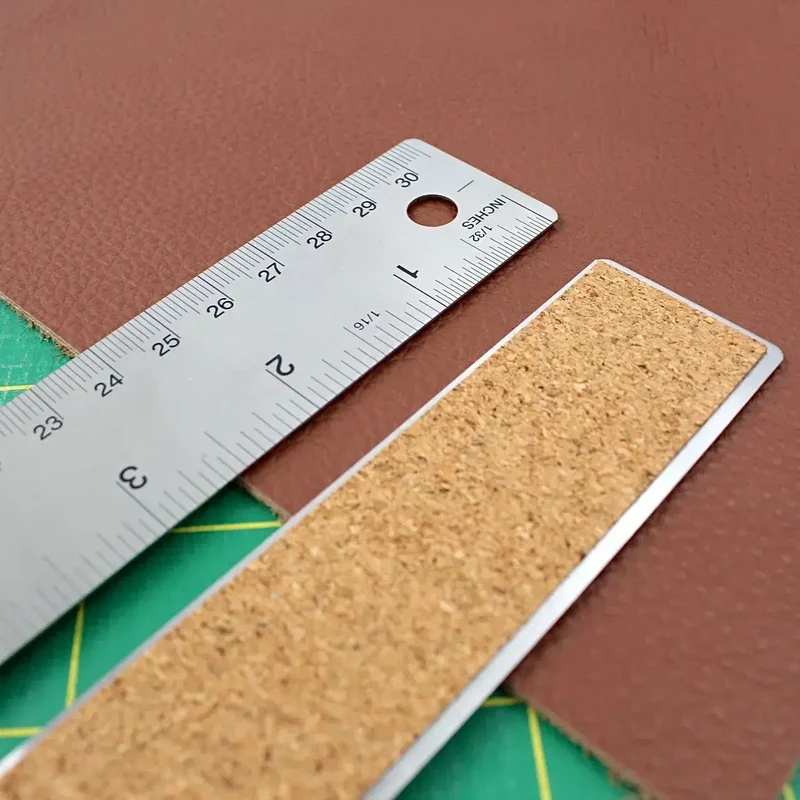 Ivan Leathercraft Metall-Lineal 30 cm von | Edelstahl mit Korkrückseite
