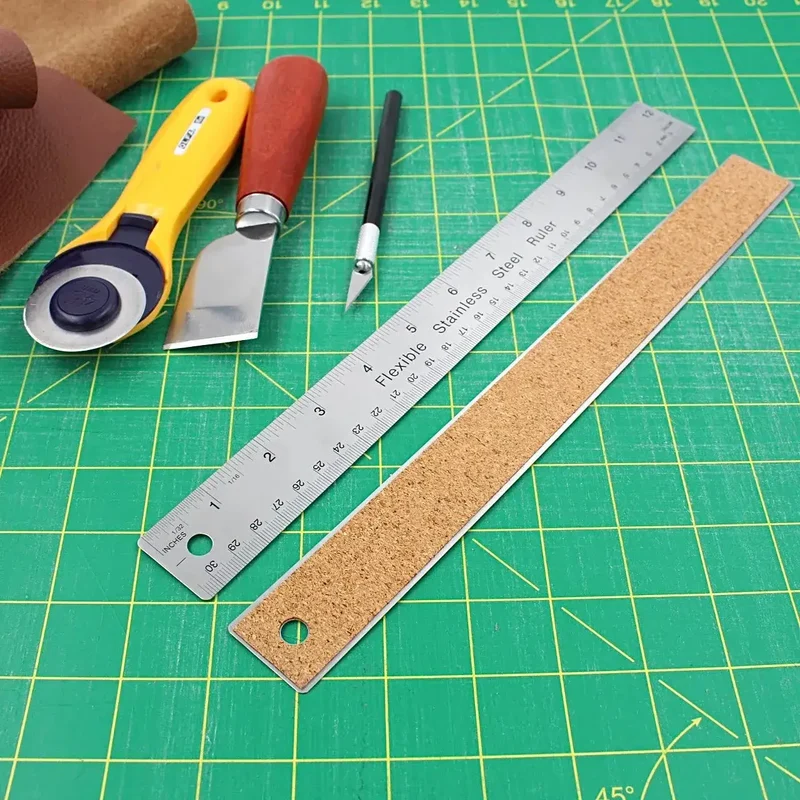 Ivan Leathercraft Metall-Lineal 30 cm von | Edelstahl mit Korkrückseite