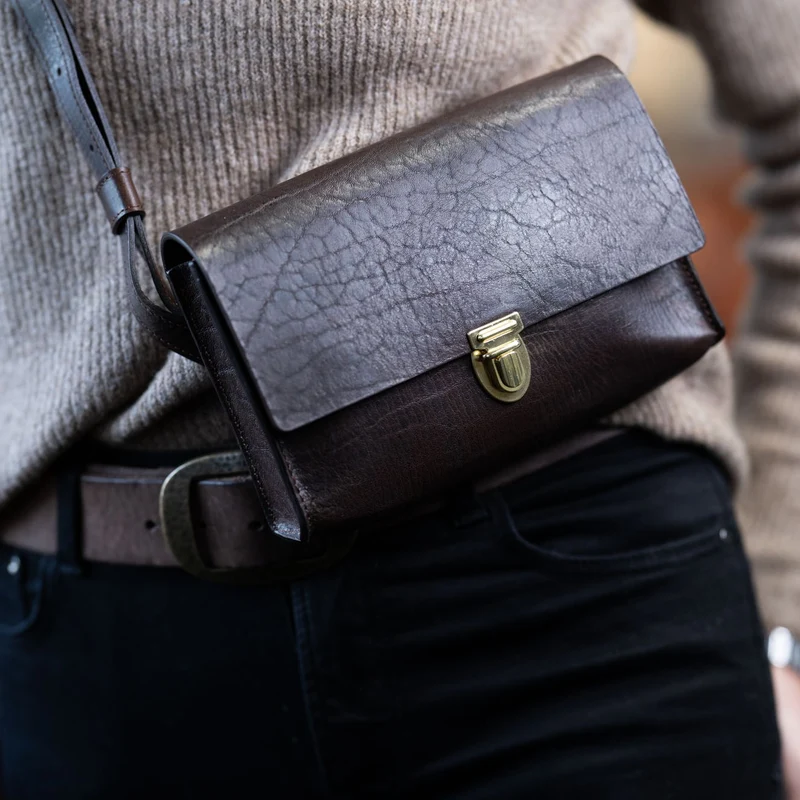 Moderne Crossbody Ledertasche „EMMA“ in Braun – Handgefertigte Unikate aus eigener Ledermanufaktur