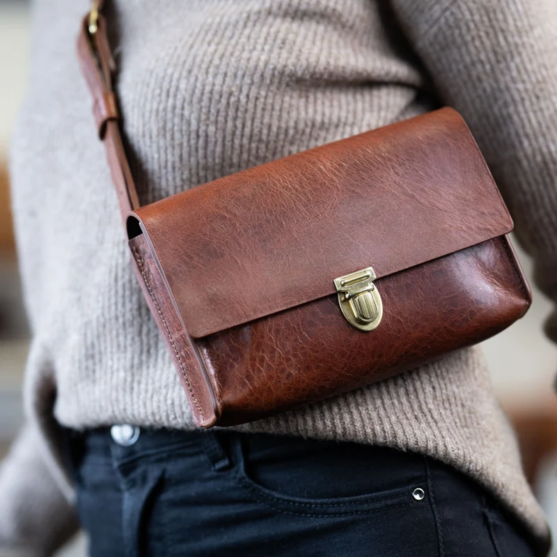 Moderne Crossbody Ledertasche „EMMA“ in Cognac – Handgefertigte Unikate aus eigener Ledermanufaktur