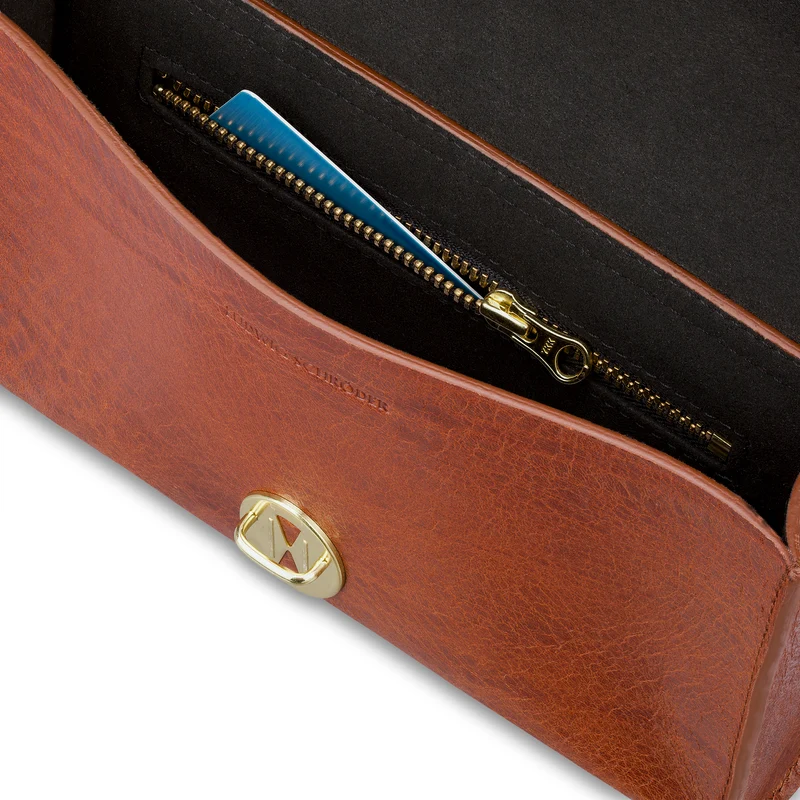 Moderne Crossbody Ledertasche „EMMA“ in Cognac – Handgefertigte Unikate aus eigener Ledermanufaktur