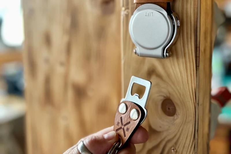 SCHLÜSSELHALTER/RUND (WAND) - BLACK/SILBER