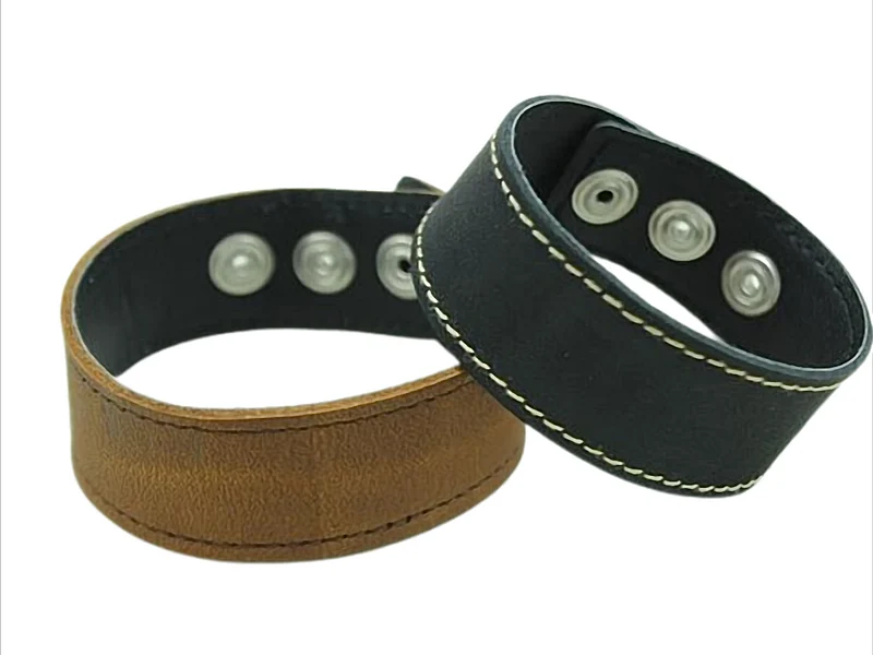 Urban Cuff Breites Lederarmband mit Ziernaht, verstellbar – 2,5 cm breit