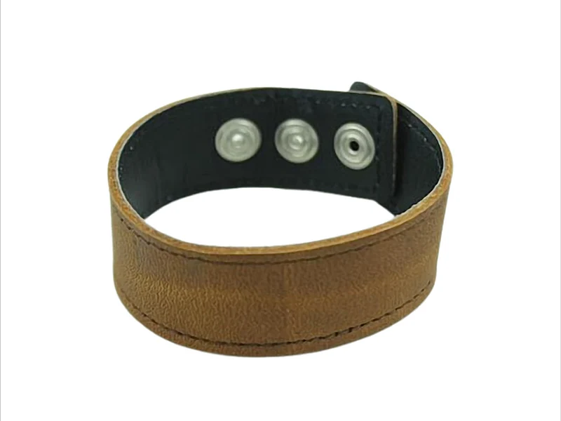 Urban Cuff Breites Lederarmband mit Ziernaht, verstellbar – 2,5 cm breit