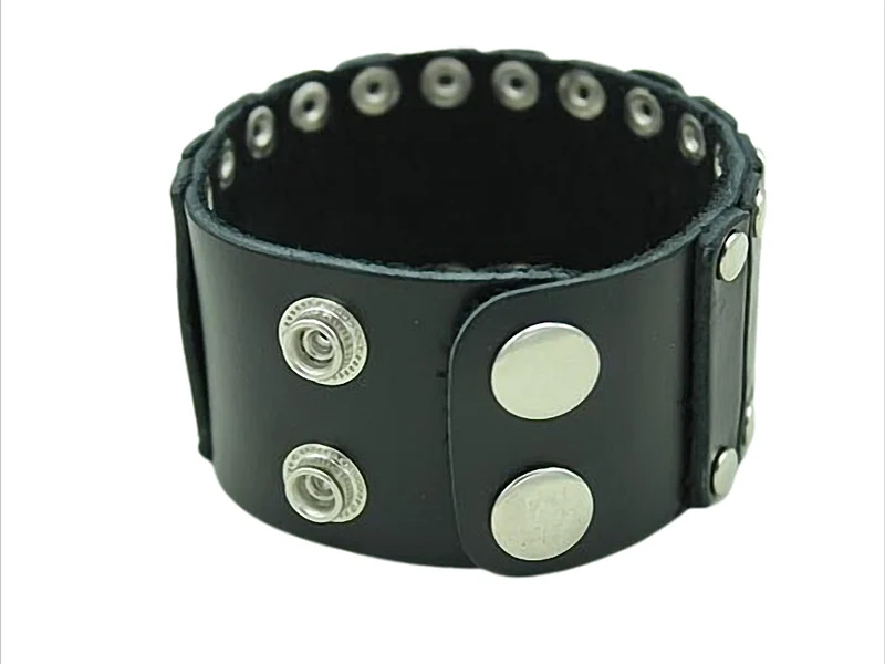 Iron Spirit Breites Lederarmband mit Nieten – verstellbar