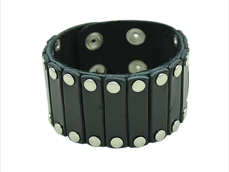 Iron Spirit Breites Lederarmband mit Nieten – verstellbar