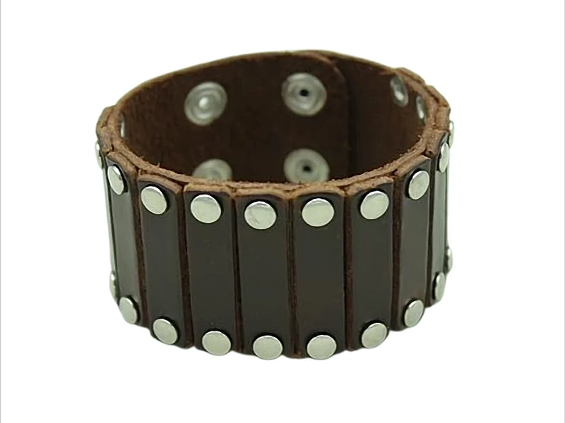 Iron Spirit Breites Lederarmband mit Nieten – verstellbar