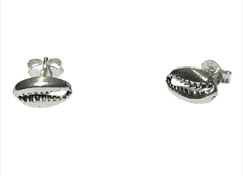 „OceanTreasure“ Ohrstecker Kaurimuschel – 925er Silber – ca. 10 x 5 mm