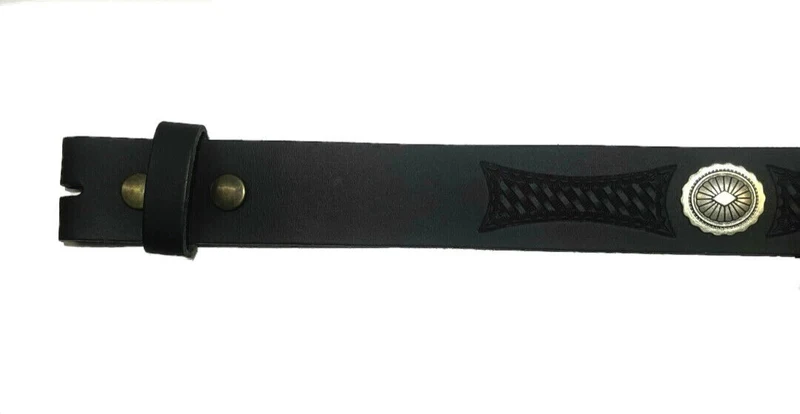 Schwarzer gemusterter Westerngürtel Wechselgürtel mit silbernen Conchos besetzt