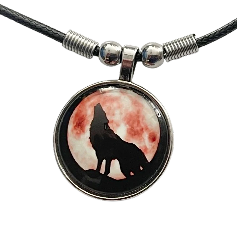 Lunar Wolf Spirit Kette mit Wolf Motiv – Cabochon Anhänger