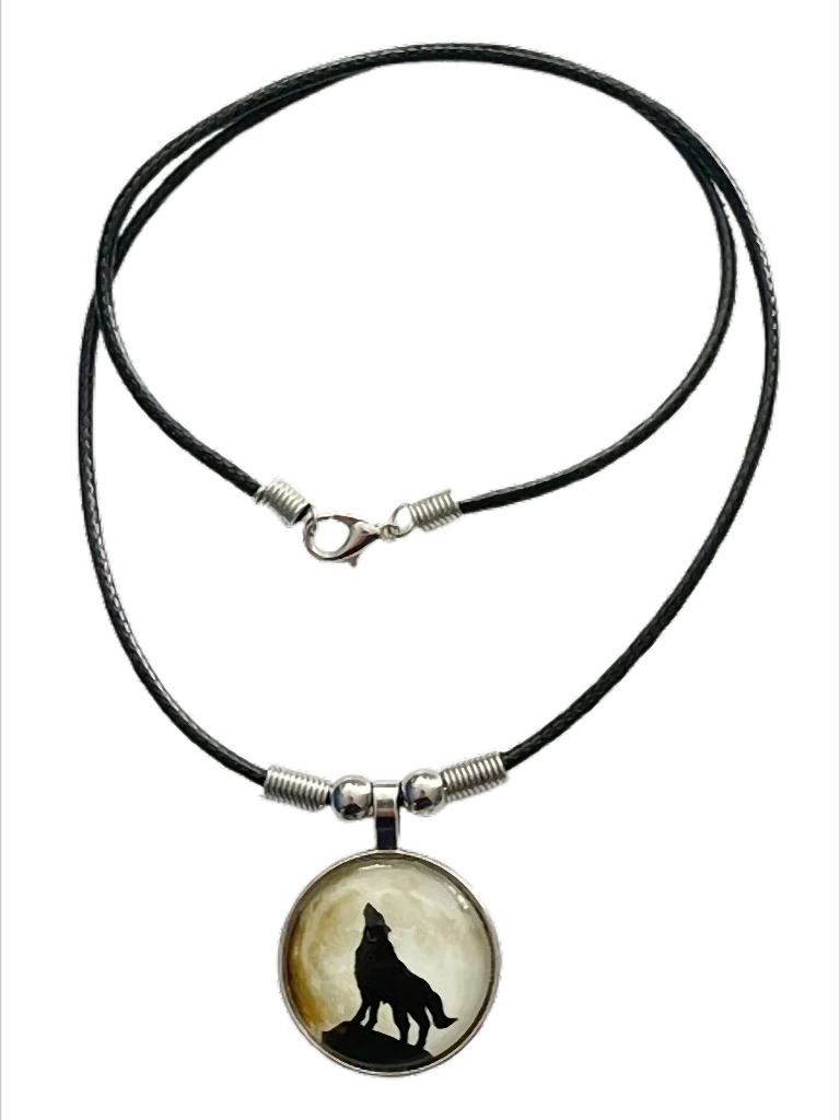 Lunar Wolf Spirit Kette mit Wolf Motiv – Cabochon Anhänger