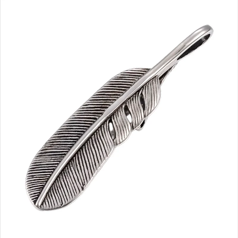 Rabenfeder der Stürme - Edelstahl Kettenanhänger – 6,8 x 1,7 cm