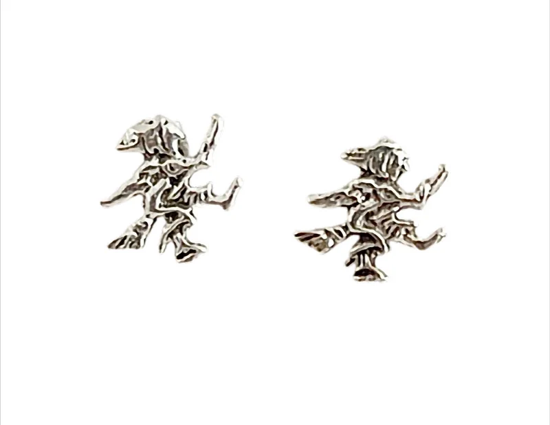 Kleine Flughexe Ohrstecker Hexe auf Besen 925 Silber – 9 x 7,5 mm