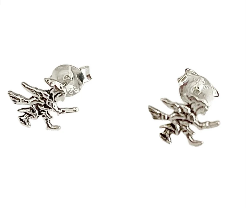 Kleine Flughexe Ohrstecker Hexe auf Besen 925 Silber – 9 x 7,5 mm
