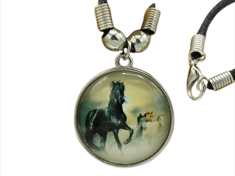Wild Horses Spirit Cabochon Halskette „Wildpferde“ – Baumwollwachsband 48 cm