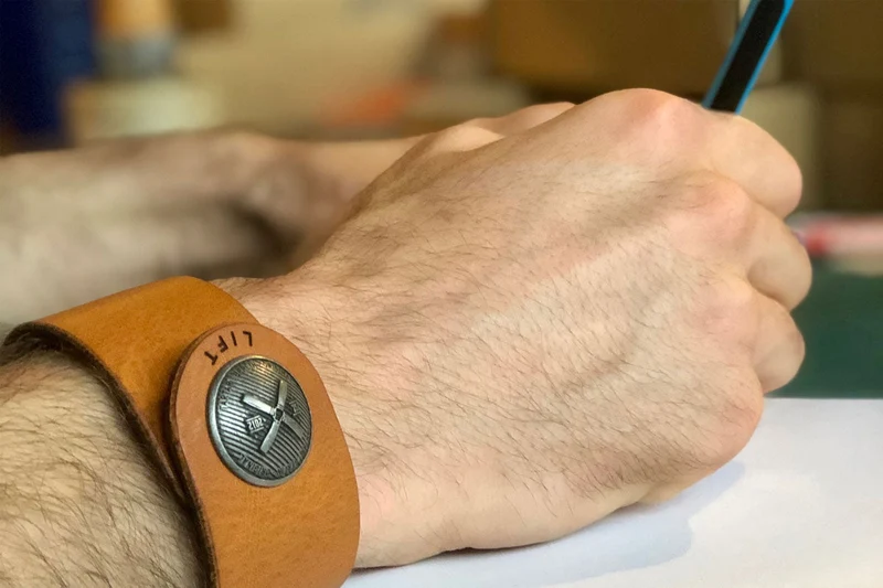 ARMBAND "LIFT" DARKBROWN