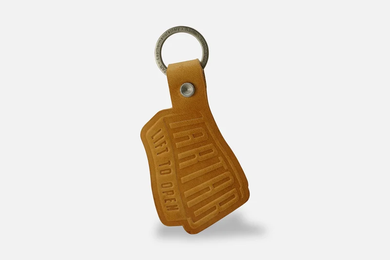 LIFT TO OPEN - ANHÄNGER COGNAC LIGHT