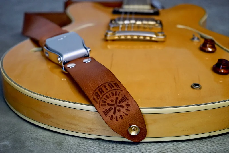 GITARRENGURT COGNAC LIGHT/SILBER