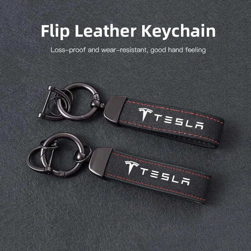 Schlüsselanhänger aus Wildleder mit roten Ziernähten und Tesla-Logo – Tesla-Geschenkserie