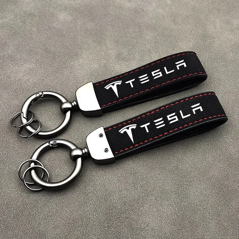 Schlüsselanhänger aus Wildleder mit roten Ziernähten und Tesla-Logo – Tesla-Geschenkserie