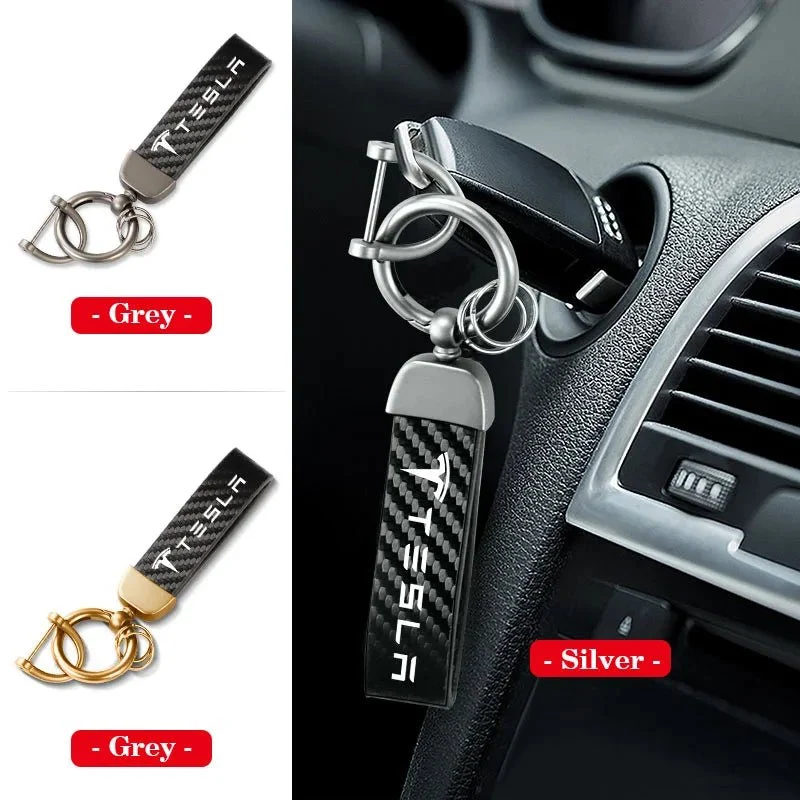 Schlüsselanhänger aus Wildleder mit roten Ziernähten und Tesla-Logo – Tesla-Geschenkserie