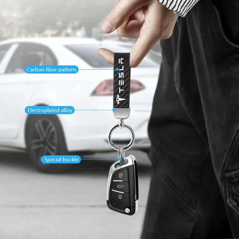 Schlüsselanhänger aus Wildleder mit roten Ziernähten und Tesla-Logo – Tesla-Geschenkserie