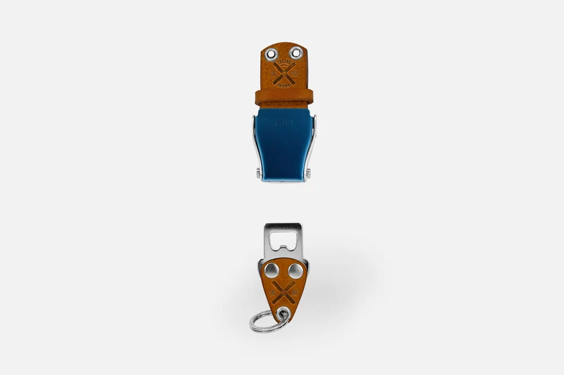 SCHLÜSSELHALTER (WAND) - COGNAC/BLAU