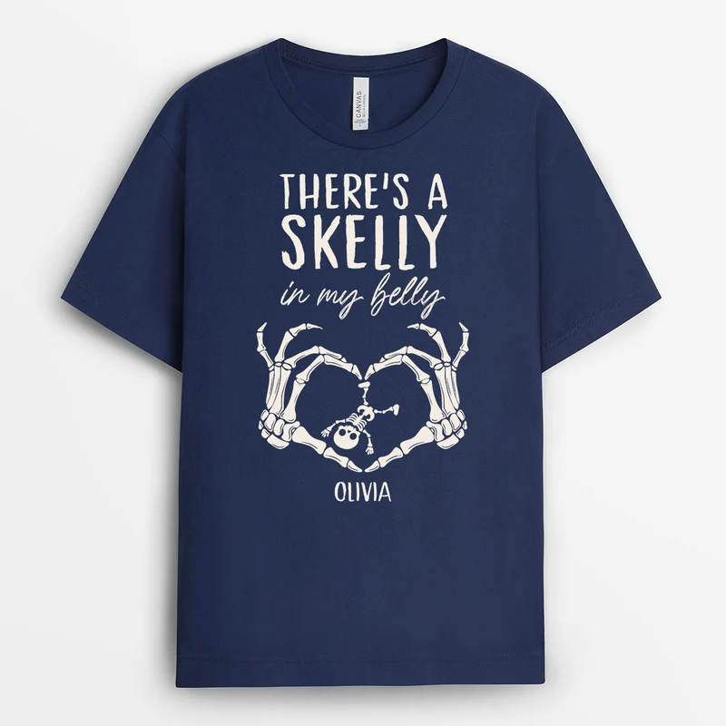 Ein Kleines Skelett In Meinem Bauch - Werdende Mama Shirt Personalisiert Halloween