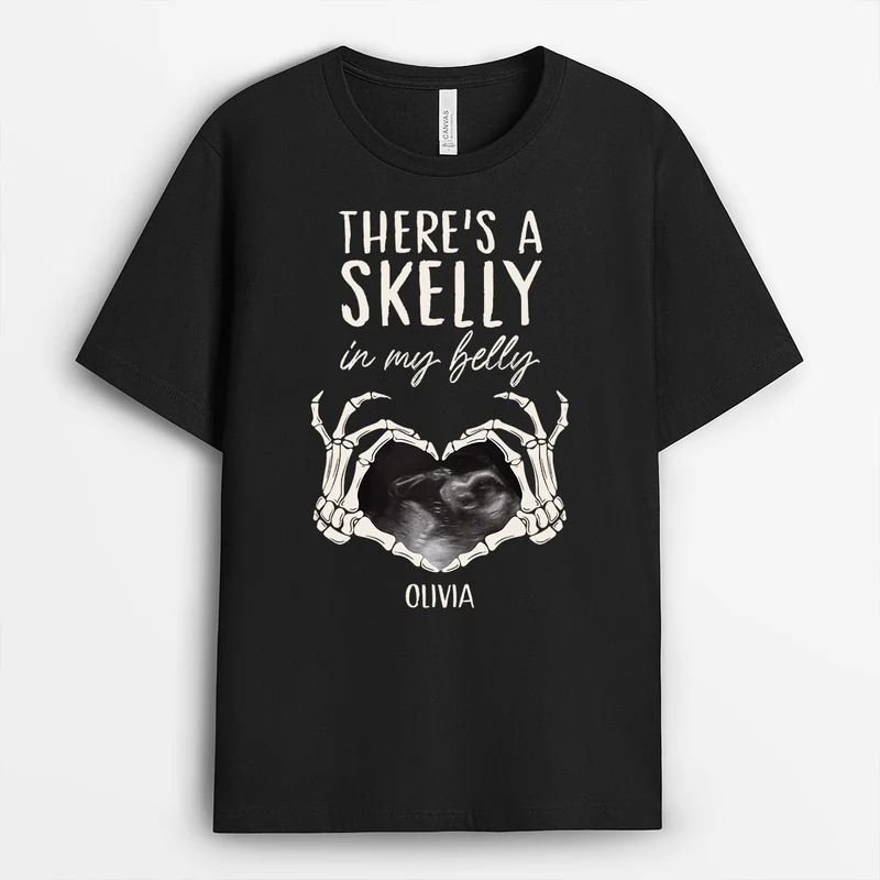 Ein Kleines Skelett In Meinem Bauch - Werdende Mama Shirt Personalisiert Halloween