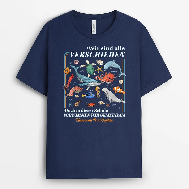 Wir Sind Alle Verschieden Doch In Dieser Schule Schwimmen Wir Gemeinsam - Personalisiertes Geschenk | Lehrer Schulkind T-Shirt