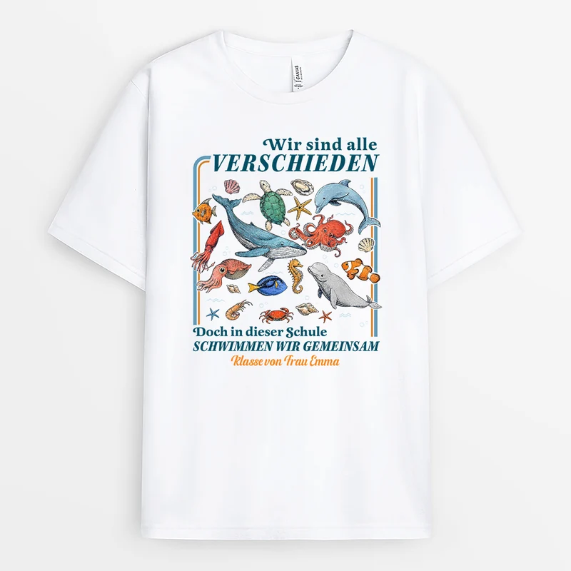 Wir Sind Alle Verschieden Doch In Dieser Schule Schwimmen Wir Gemeinsam - Personalisiertes Geschenk | Lehrer Schulkind T-Shirt Weiß
