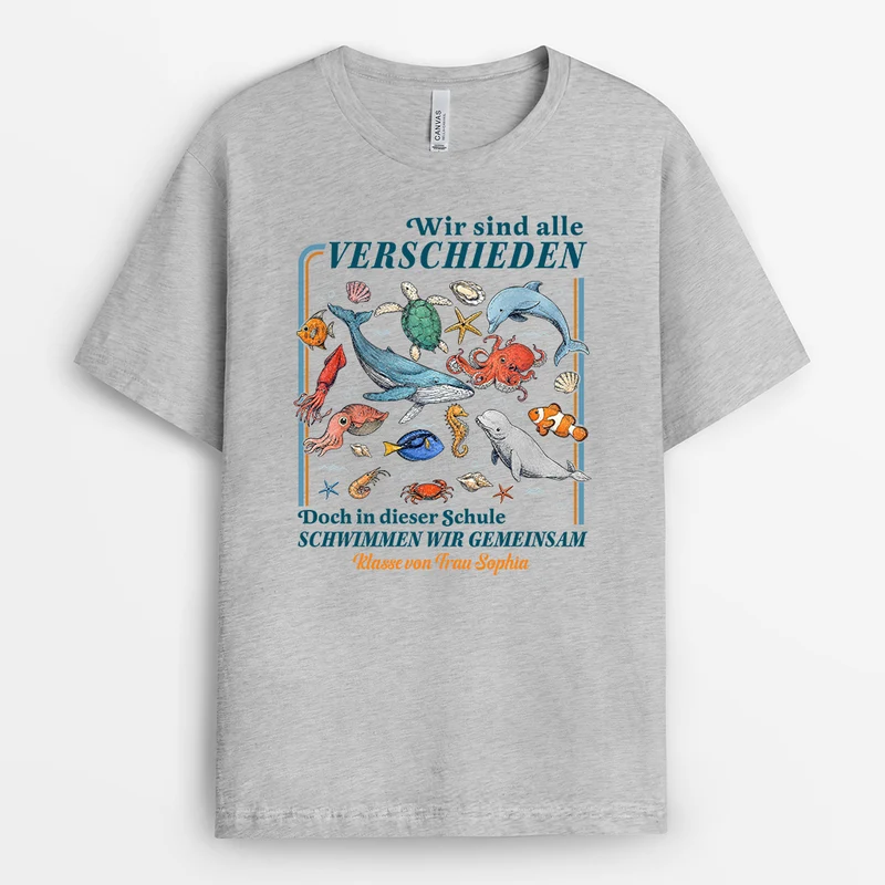 Wir Sind Alle Verschieden Doch In Dieser Schule Schwimmen Wir Gemeinsam - Personalisiertes Geschenk | Lehrer Schulkind T-Shirt Weiß