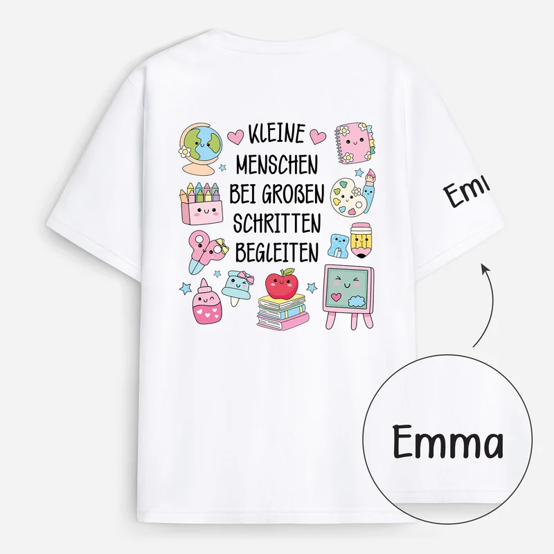 Kleine Menschen Bei Großen Schritten Begleiten - Personalisiertes Geschenk Lehrer | T-Shirt Mit Rücken- Und Ärmelprint