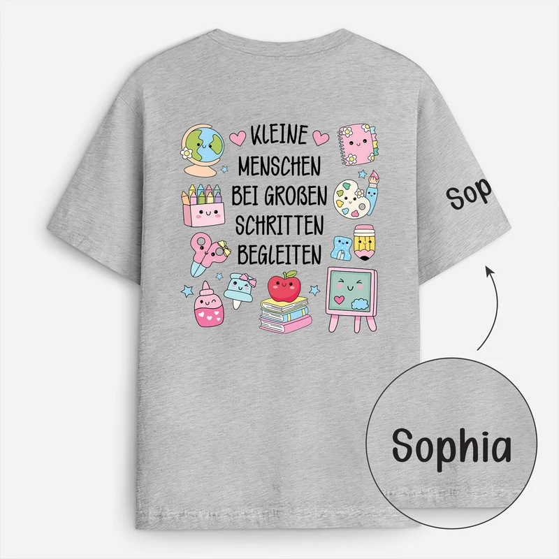 Kleine Menschen Bei Großen Schritten Begleiten - Personalisiertes Geschenk Lehrer | T-Shirt Mit Rücken- Und Ärmelprint