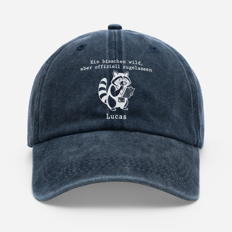 Ein Bisschen Wild Aber Mit Lizenz - Personalisiertes Geschenk | Kollegen Washed Cap Lustig