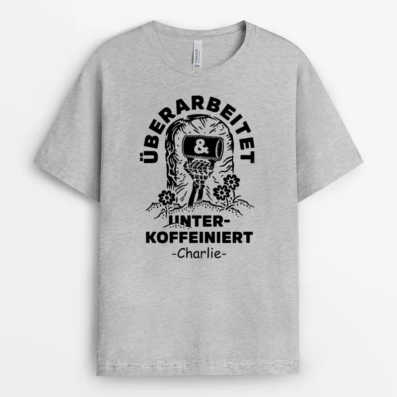 Überarbeitet & Unterkoffeiniert - Personalisiertes Geschenk | T Shirt Arbeit Lustig Damen Männer Weiß