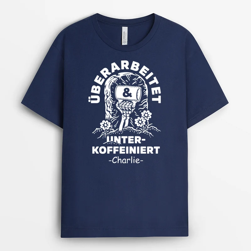 Überarbeitet & Unterkoffeiniert - Personalisiertes Geschenk | T Shirt Arbeit Lustig Damen Männer Schwarz