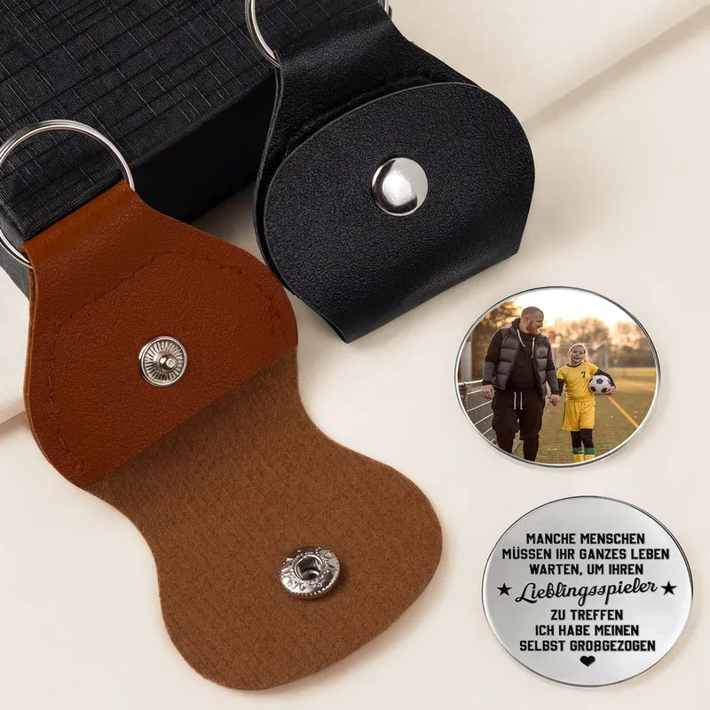 Manche Menschen Müssen Ihr Ganzes Leben Warten Um Ihren Lieblingsspieler Zu Treffen - Personalisierte Fußball Geschenke | Pocket Hug Schlüsselanhänger Foto