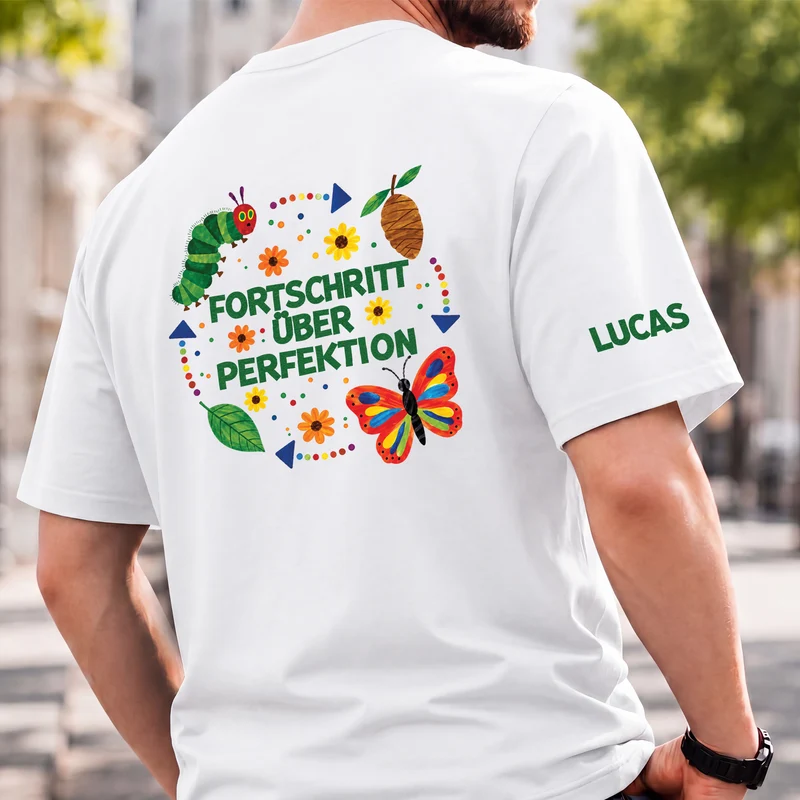 Fortschritt Über Perfektion - Personalisiertes Geschenk Lehrer | T-Shirt Mit Rücken- Und Ärmelprint