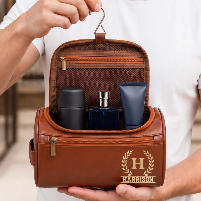 Alphabet Namen Buchstabieren - Personalisierte Geschenke Für Männer | Kulturtasche Leder Lorbeerkranz