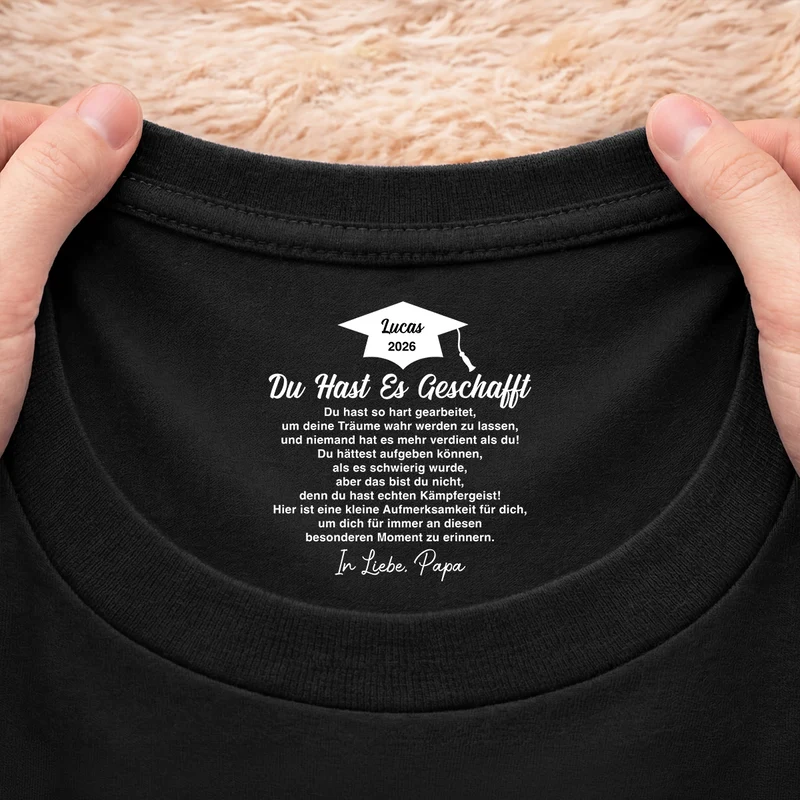 Du Hast Es Geschafft - Personalisierte Geschenke Abschluss | Schwarzes T Shirt Nackenlabel Drucken Sohn Tochter