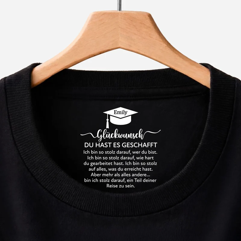 Du Hast Es Geschafft - Personalisierte Geschenke Abschluss | Schwarzes T Shirt Nackenlabel Drucken