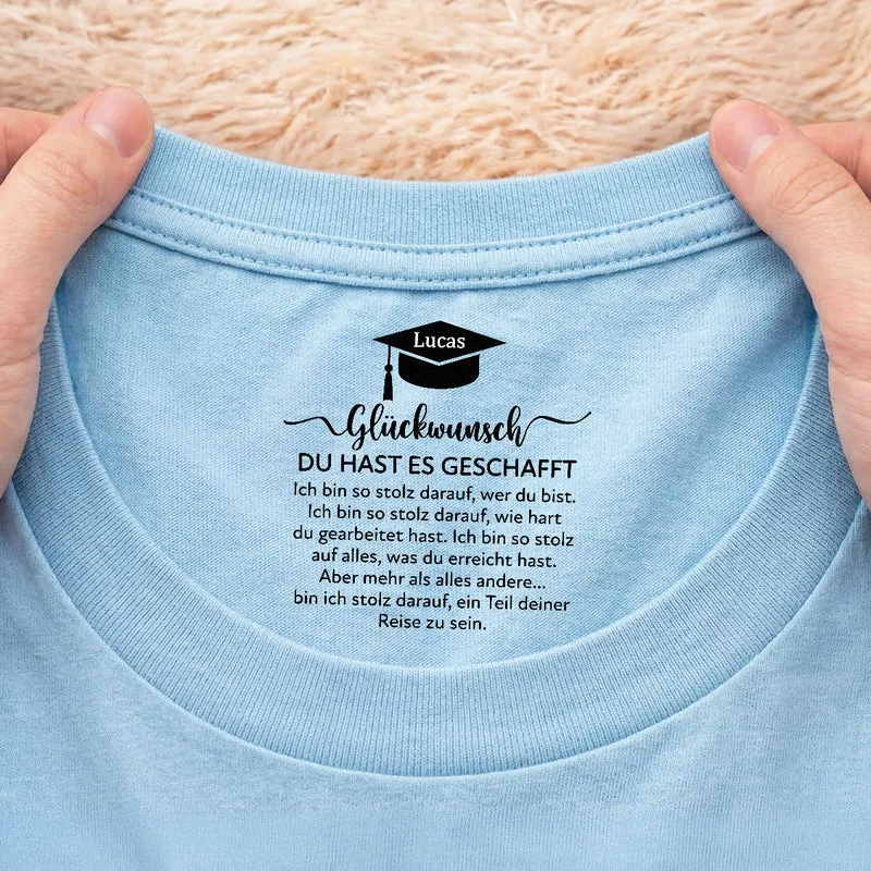 Du Hast Es Geschafft - Personalisierte Geschenke Abschluss | Weißes T Shirt Nackenlabel Drucken