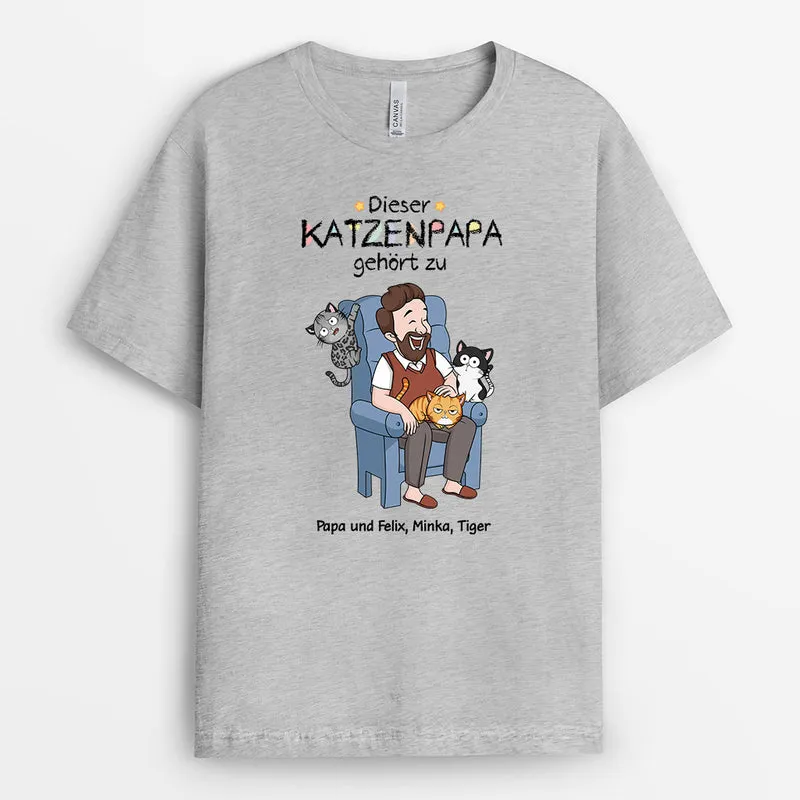 Die Katzenmama Gehört Zu Die Frau Sitzt Inmitten Einer Katzengruppe - Personalisiertes Geschenk | T-Shirt für Katzenliebhaberin