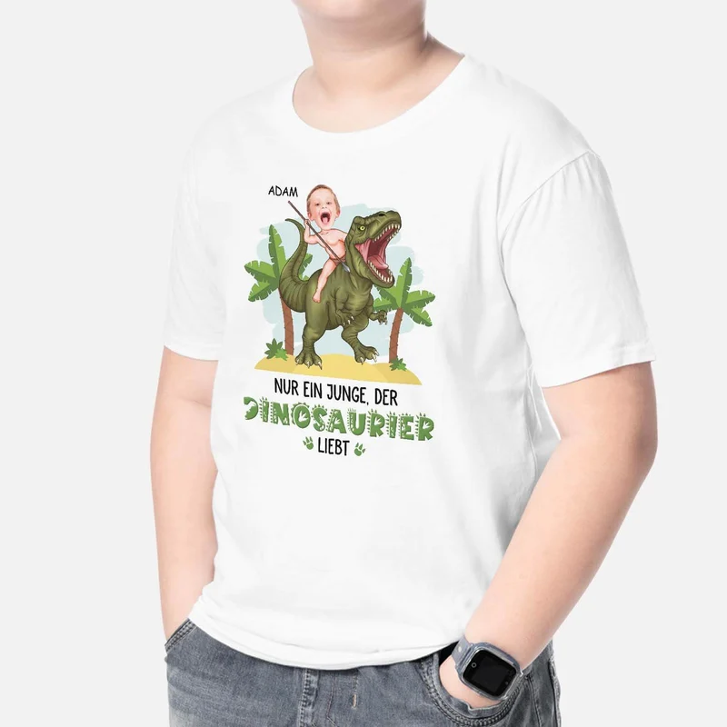 Nur Ein Junge Der Dinosaurier Liebt - Personalisietes Geschenk | T-Shirt für Junge